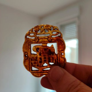 Medallón de jade tallado