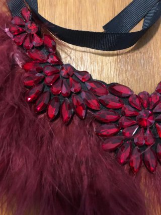 Collar de plumas y pedrería rojo