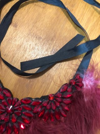 Collar de plumas y pedrería rojo