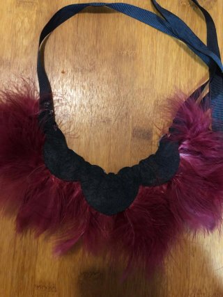 Collar de plumas y pedrería rojo