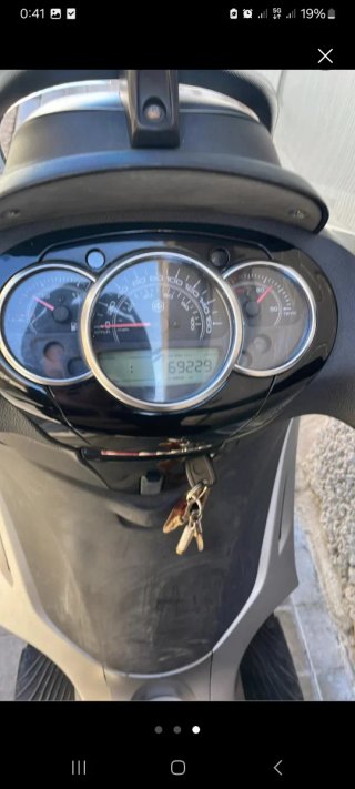 Piaggio Beverly 350 Maxi Scooter