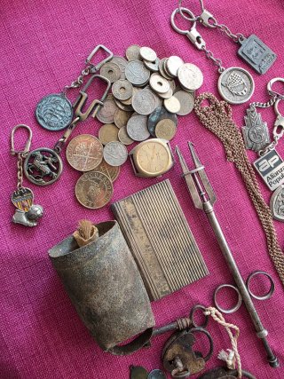 Lote Antigüedades: Monedas, Llaves, Reloj
