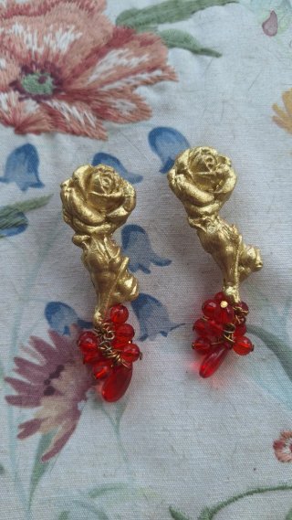 Colgante Rosa y Cuentas Rojas