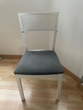 Silla de comedor blanca con asiento gris