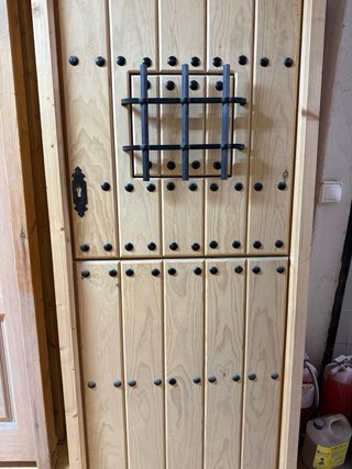 Puerta de madera maciza