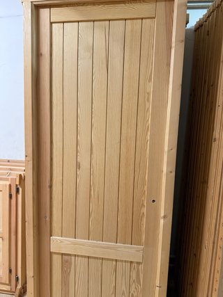 Puerta de madera maciza
