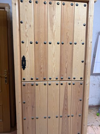 Puerta de madera maciza