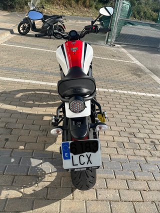 Yamaha XSR 700 Blanca y Roja