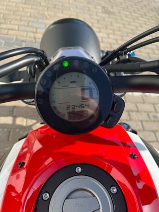 Yamaha XSR 700 Blanca y Roja