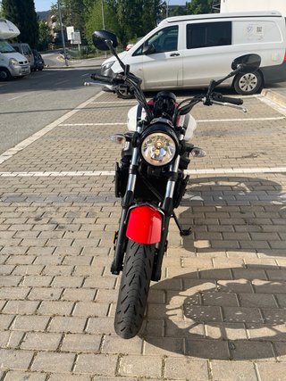 Yamaha XSR 700 Blanca y Roja