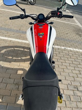 Yamaha XSR 700 Blanca y Roja