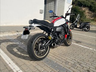 Yamaha XSR 700 Blanca y Roja