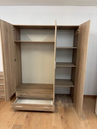 Armario 3 puertas beige.