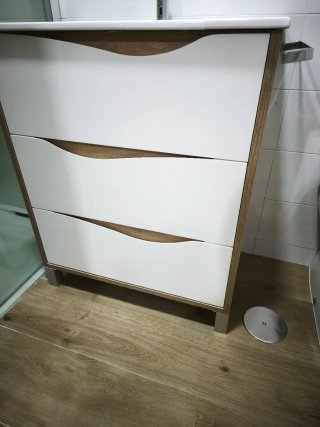 Mueble de baño con lavabo roto