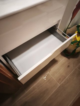 Mueble de baño con lavabo roto