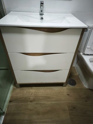 Mueble de baño con lavabo roto