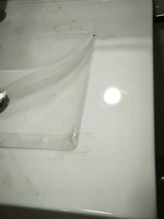 Mueble de baño con lavabo roto