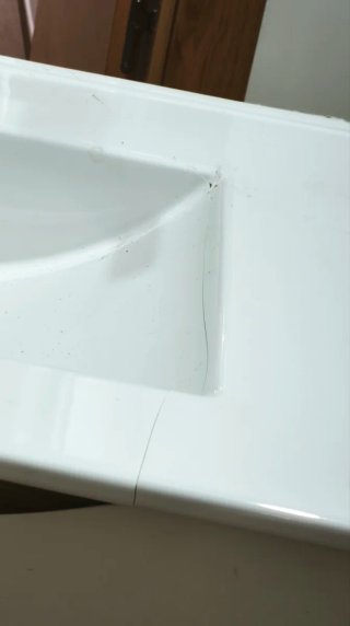 Mueble de baño con lavabo roto