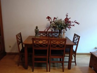 Mesa de comedor de madera con 6 sillas