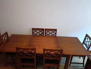 Mesa de comedor de madera con 6 sillas