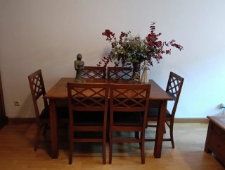 Mesa de comedor de madera con 6 sillas