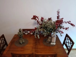 Mesa de comedor de madera con 6 sillas