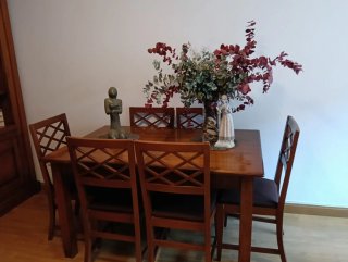 Mesa de comedor de madera con 6 sillas