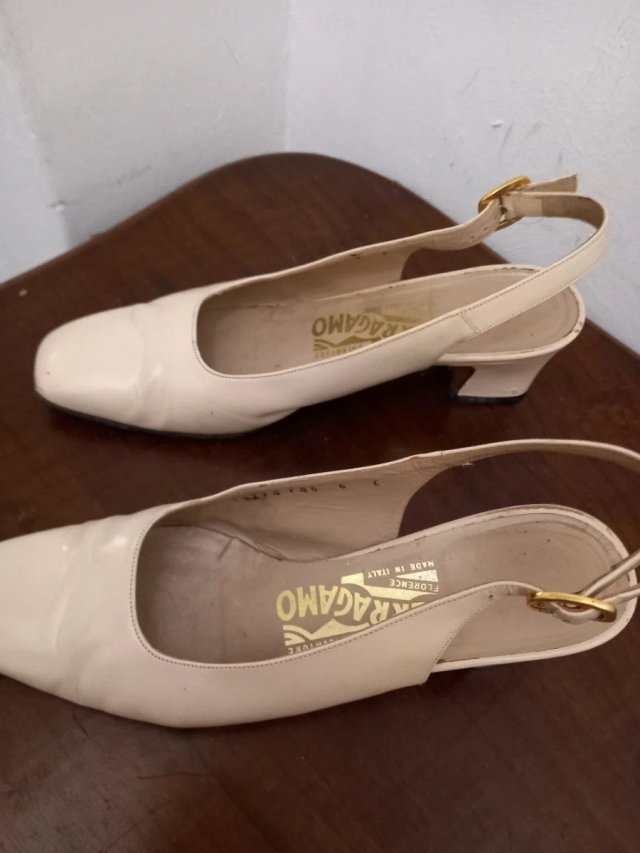 Sandalias Ferragamo Beige con Correa Trasera y Tacón Bajo