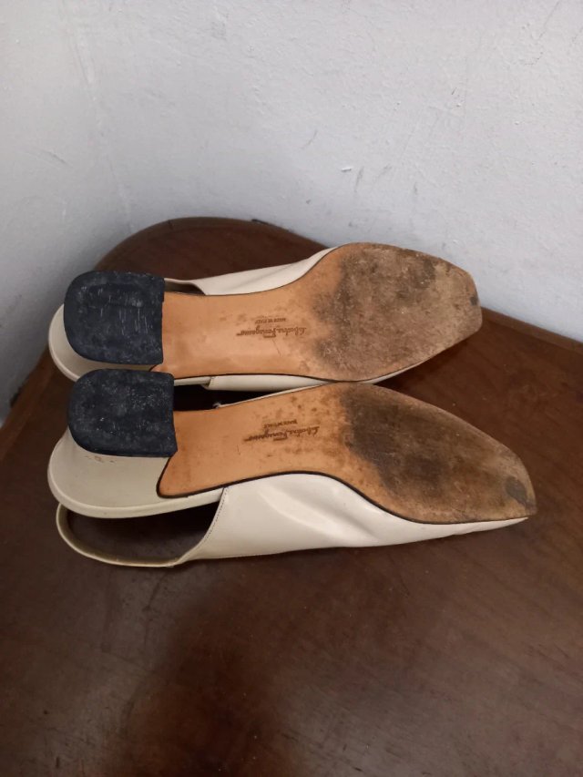Sandalias Ferragamo Beige con Correa Trasera y Tacón Bajo