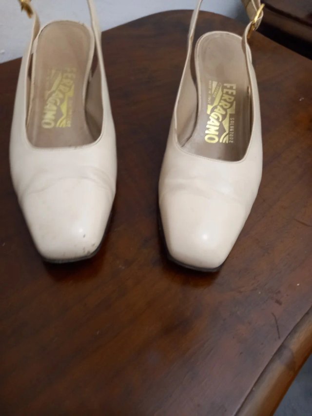 Sandalias Ferragamo Beige con Correa Trasera y Tacón Bajo