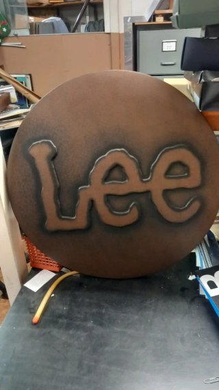Chapa decorativa Lee