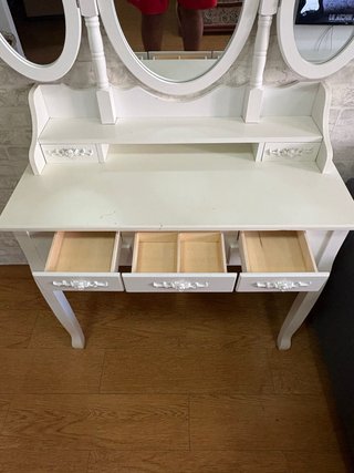 Tocador vintage blanco con 3 espejos