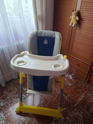 Trona infantil con bandeja y arnés