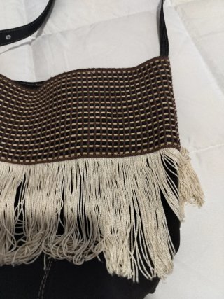 Bolso de cuero con flecos