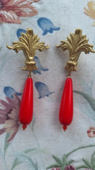 Pendientes flamenca dorados con detalle rojo