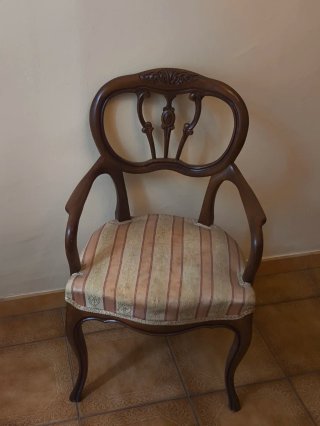 Silla de madera estilo clásico