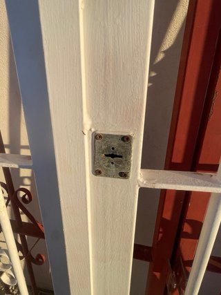 Puerta de reja doble con barrotes