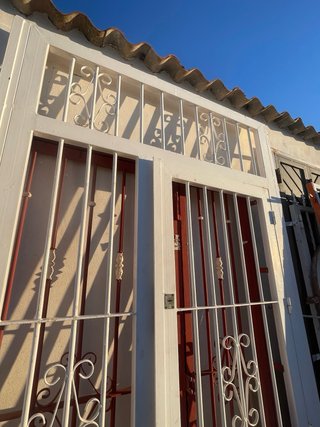 Puerta de reja doble con barrotes