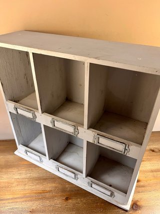 Organizador industrial vintage con casilleros