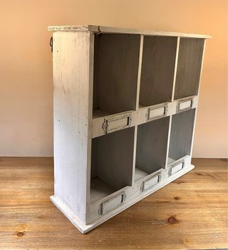 Organizador industrial vintage con casilleros