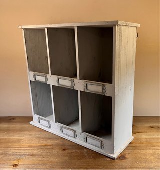 Organizador industrial vintage con casilleros