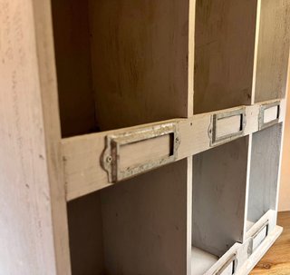 Organizador industrial vintage con casilleros