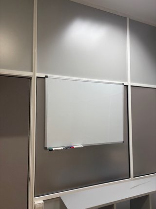 Pizarra blanca y gris