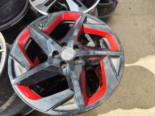 Llantas negras y rojas OMODA