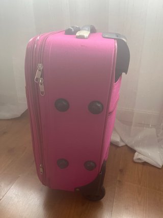 Maleta rosa de viaje con ruedas
