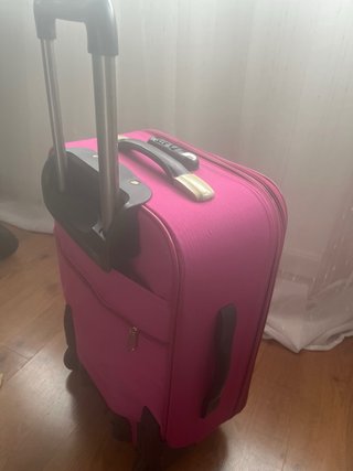 Maleta rosa de viaje con ruedas