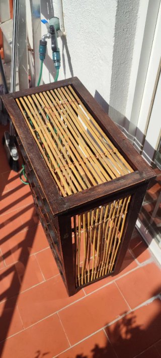 Botellero de madera y bambú.