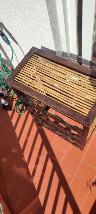 Botellero de madera y bambú.