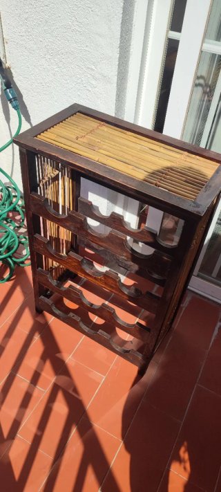 Botellero de madera y bambú.