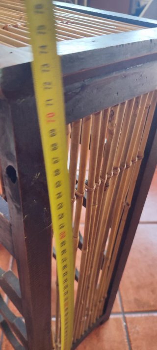 Botellero de madera y bambú.